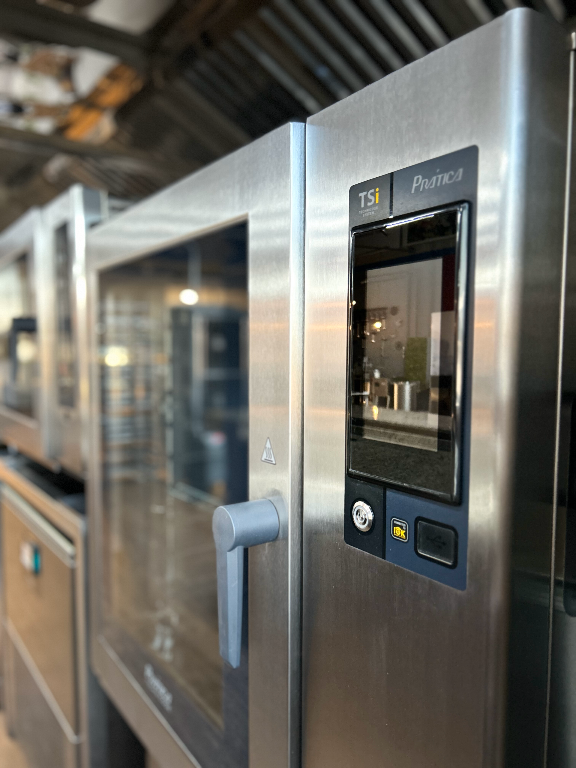 Um close de um forno de aço inoxidável em uma cozinha