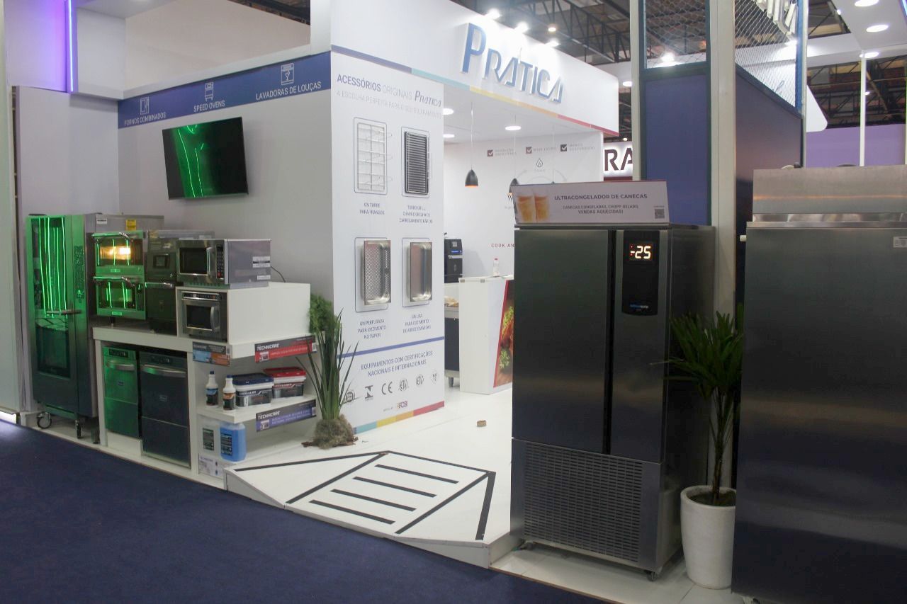 Um showroom com uma placa que diz pratika