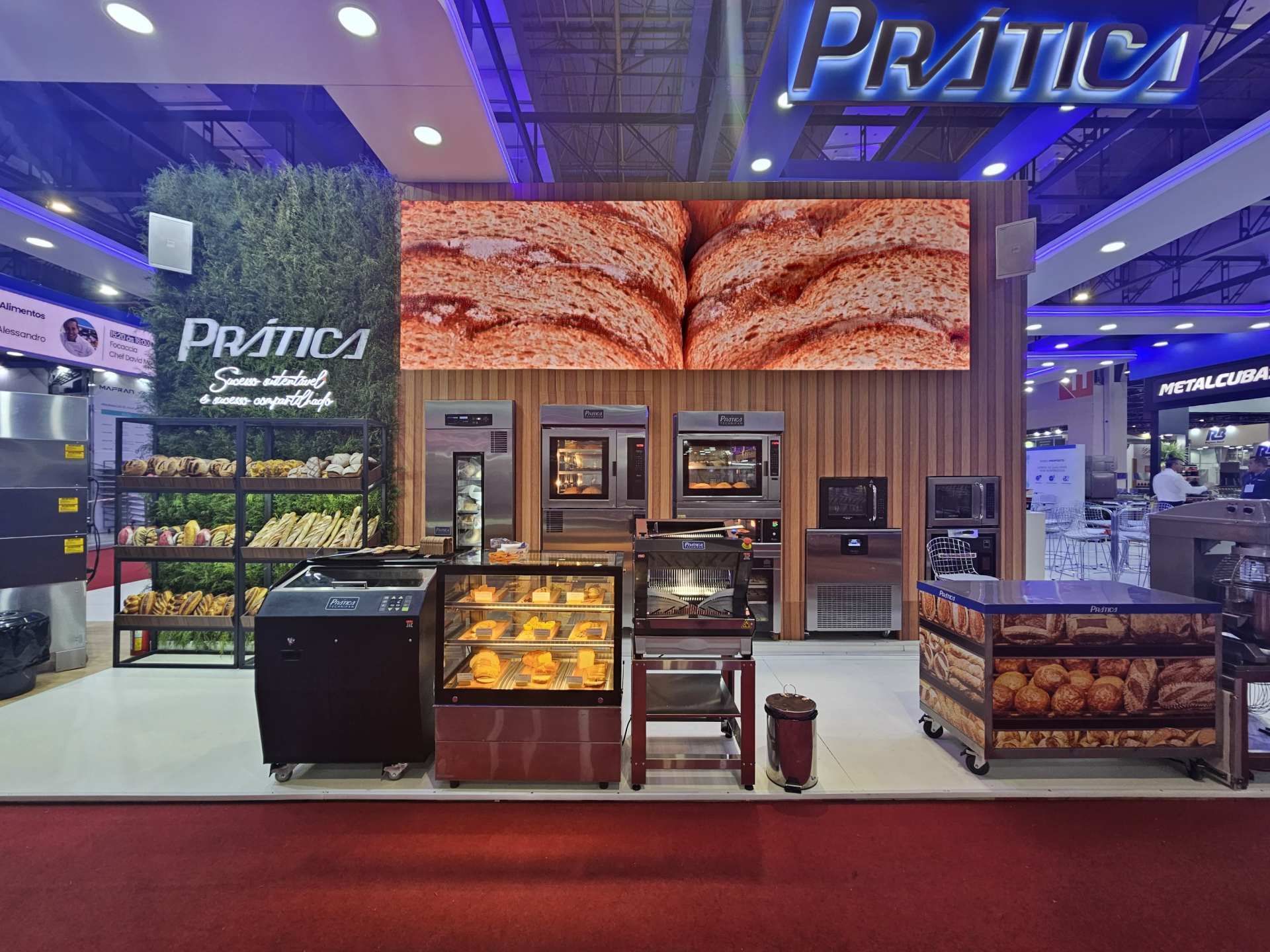 Uma padaria com uma placa que diz pratica