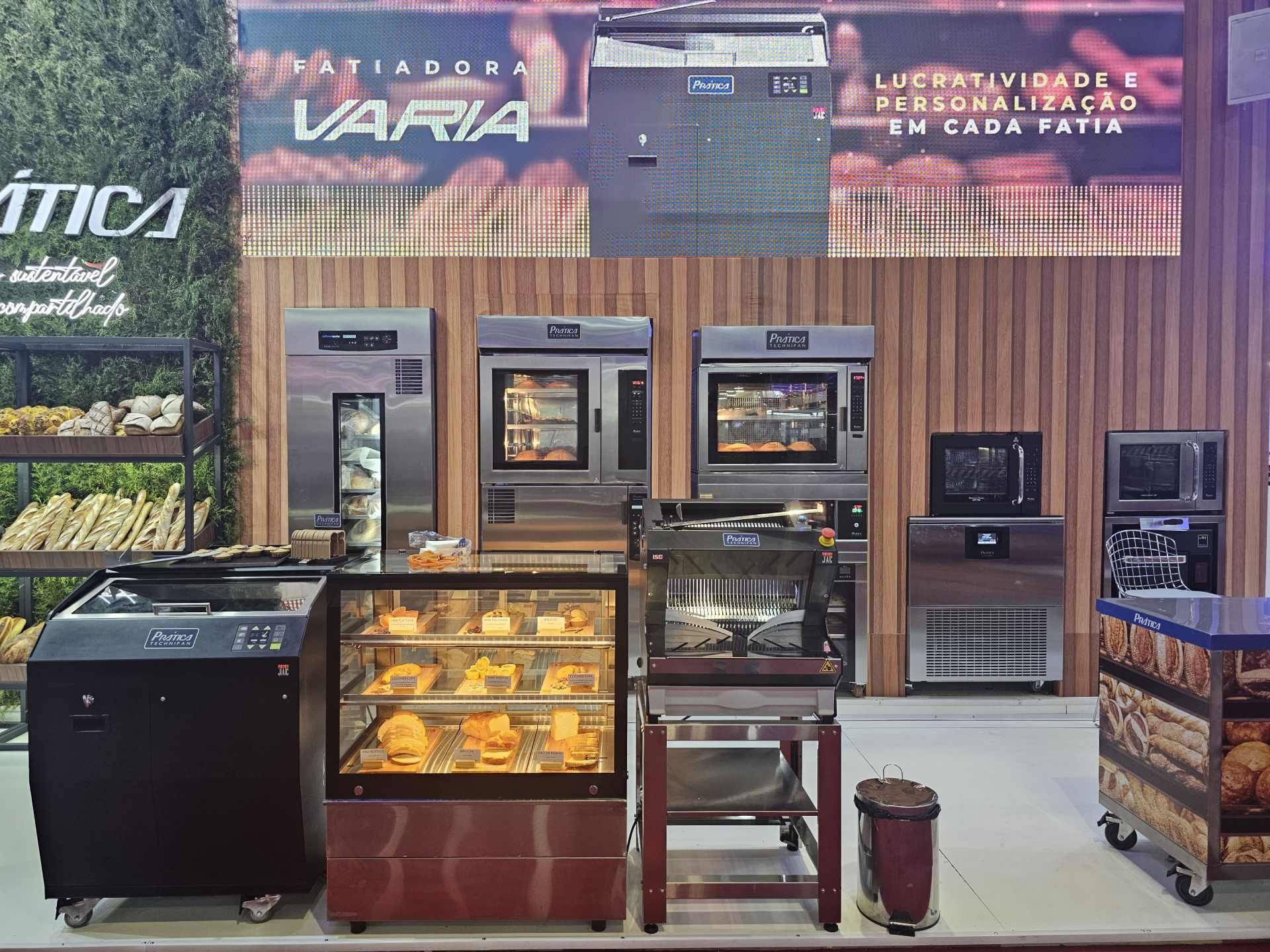 Uma exposição de eletrodomésticos de aço inoxidável e uma placa que diz varia