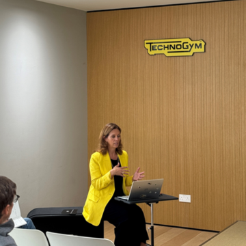 Judith in front of an audience during a presentation 