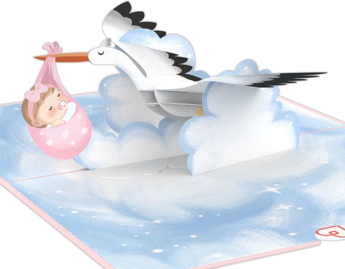 Een uitklapbare ooievaar die een baby in een roze draagdoek draagt ​​boven blauwe wolken.