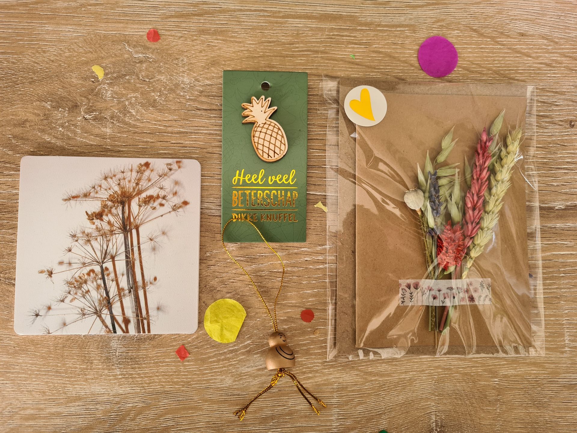 Doos met een arrangement van gedroogde bloemen, een kaartje en een label met een ananas.