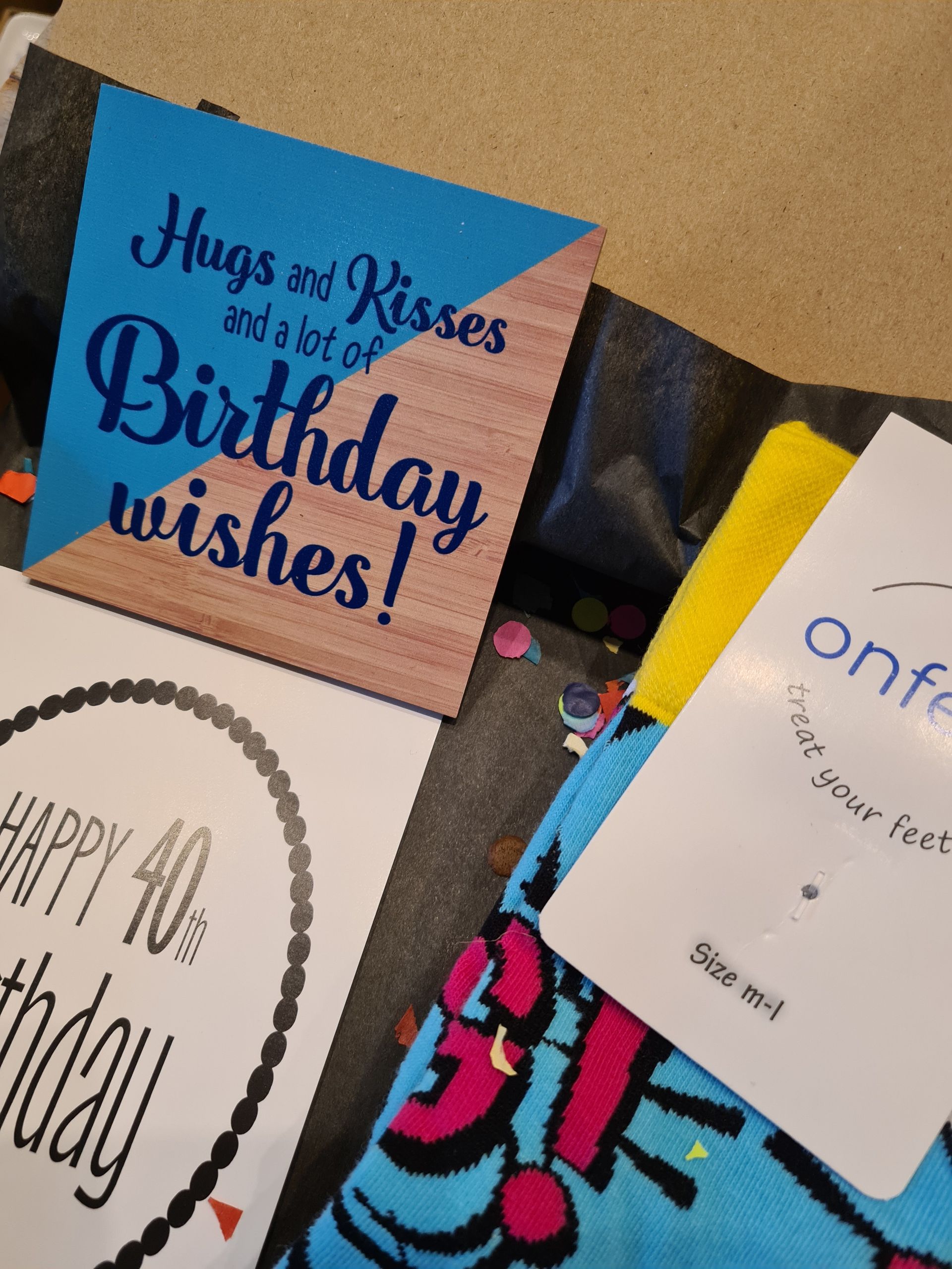 Een verjaardagscadeau in een doos met een kaartje waarop staat 