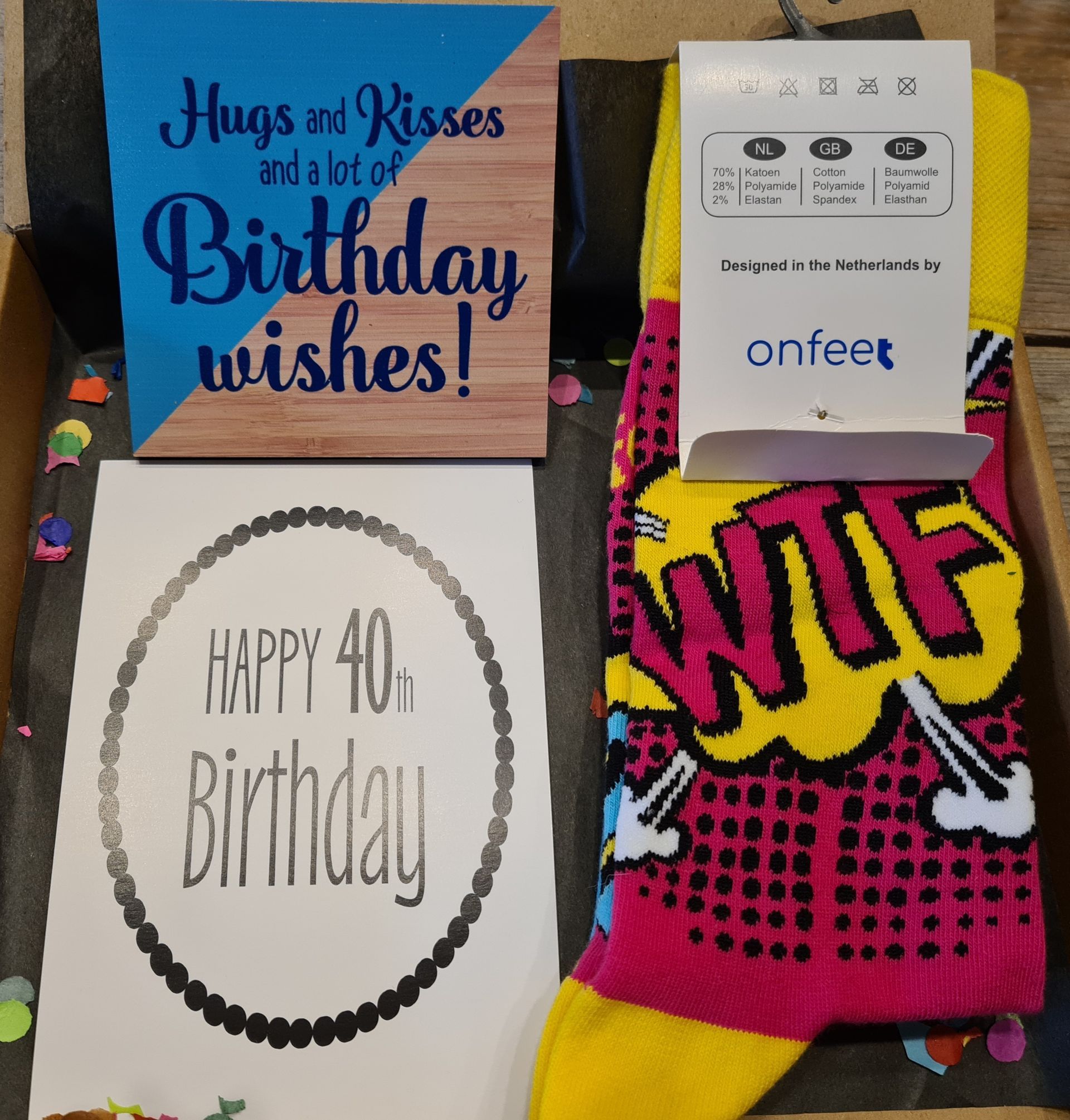 Een verjaardagscadeau in een doos met een kaartje waarop staat 