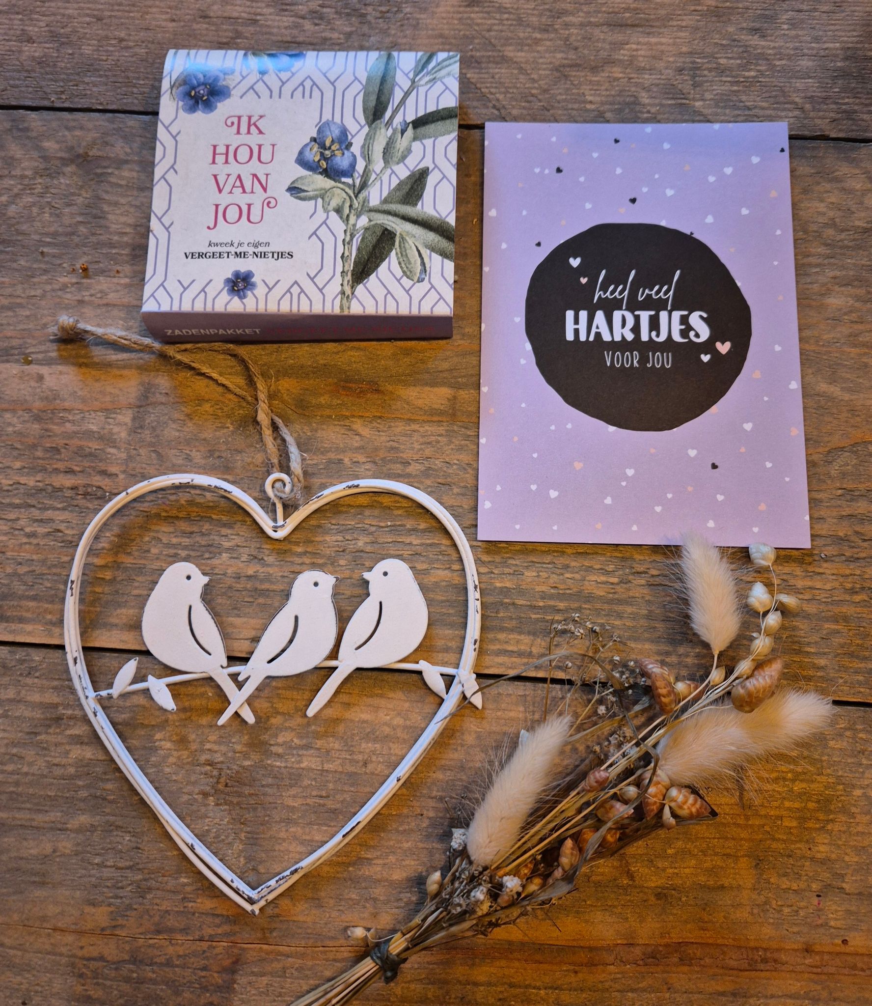 Cadeauverpakking met hartvormige versiering, een kaartje met de tekst 