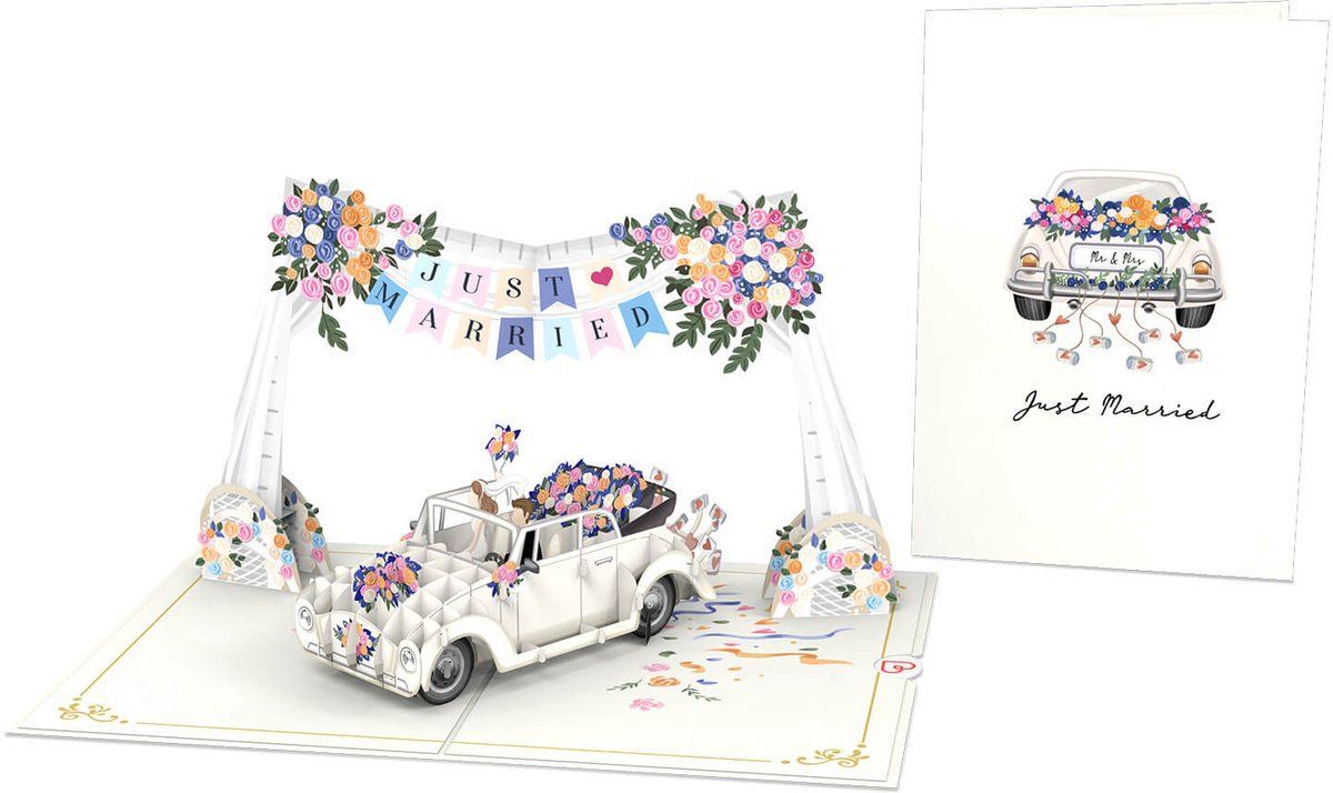 Een uitklapbare trouwkaart met een witte auto versierd met bloemen onder een banner met de tekst 