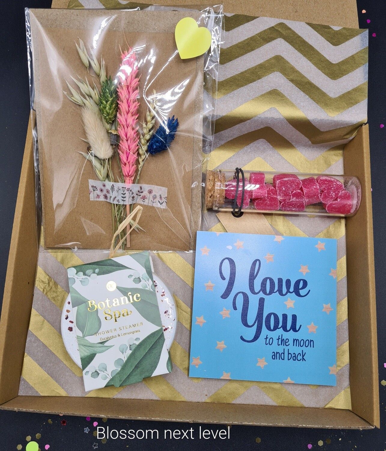 Cadeauverpakking met bloemen, snoep, een 