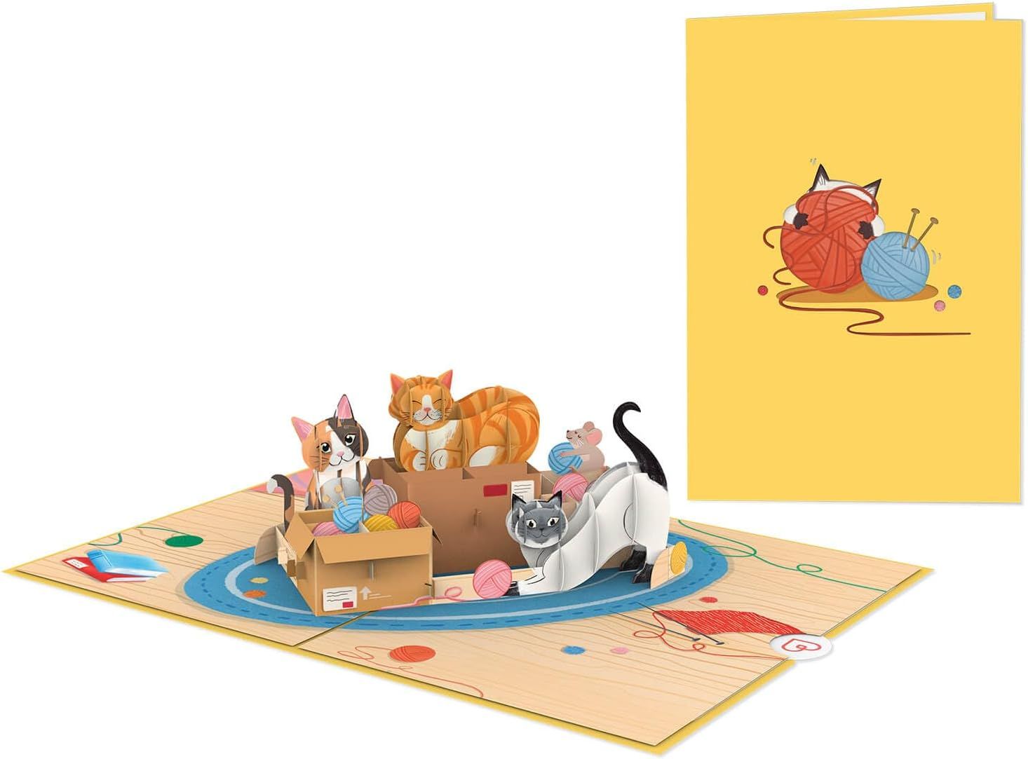 Een uitklapbare verjaardagskaart met een bruine beer die een taart, ballonnen en confetti vasthoudt.