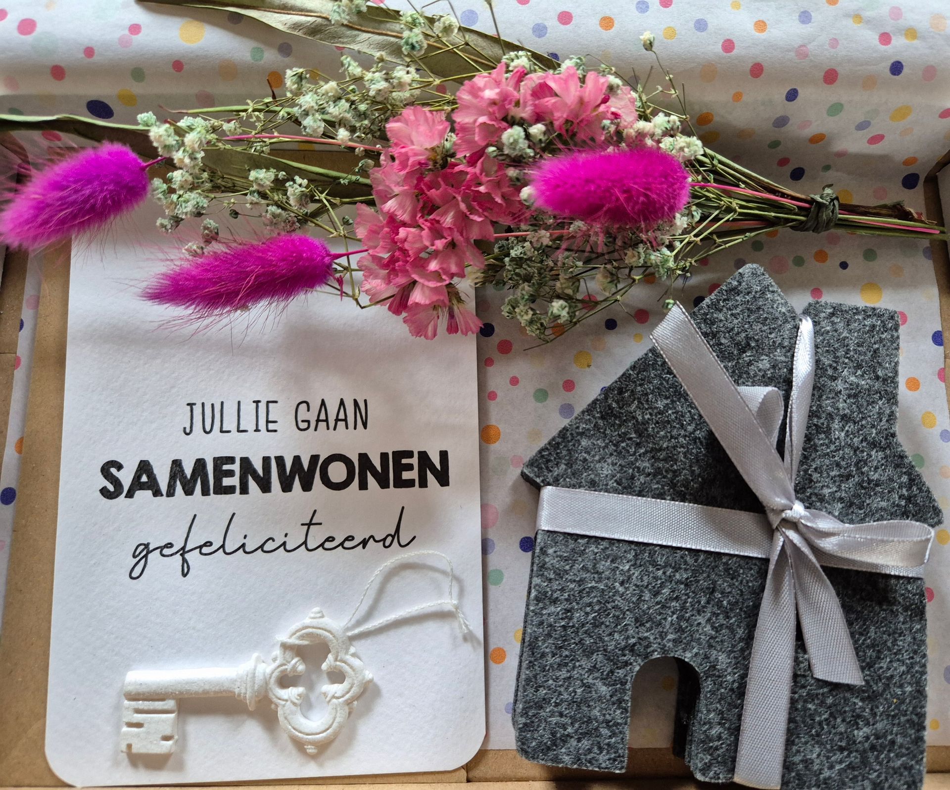 Cadeauverpakking met een kaartje met de tekst 