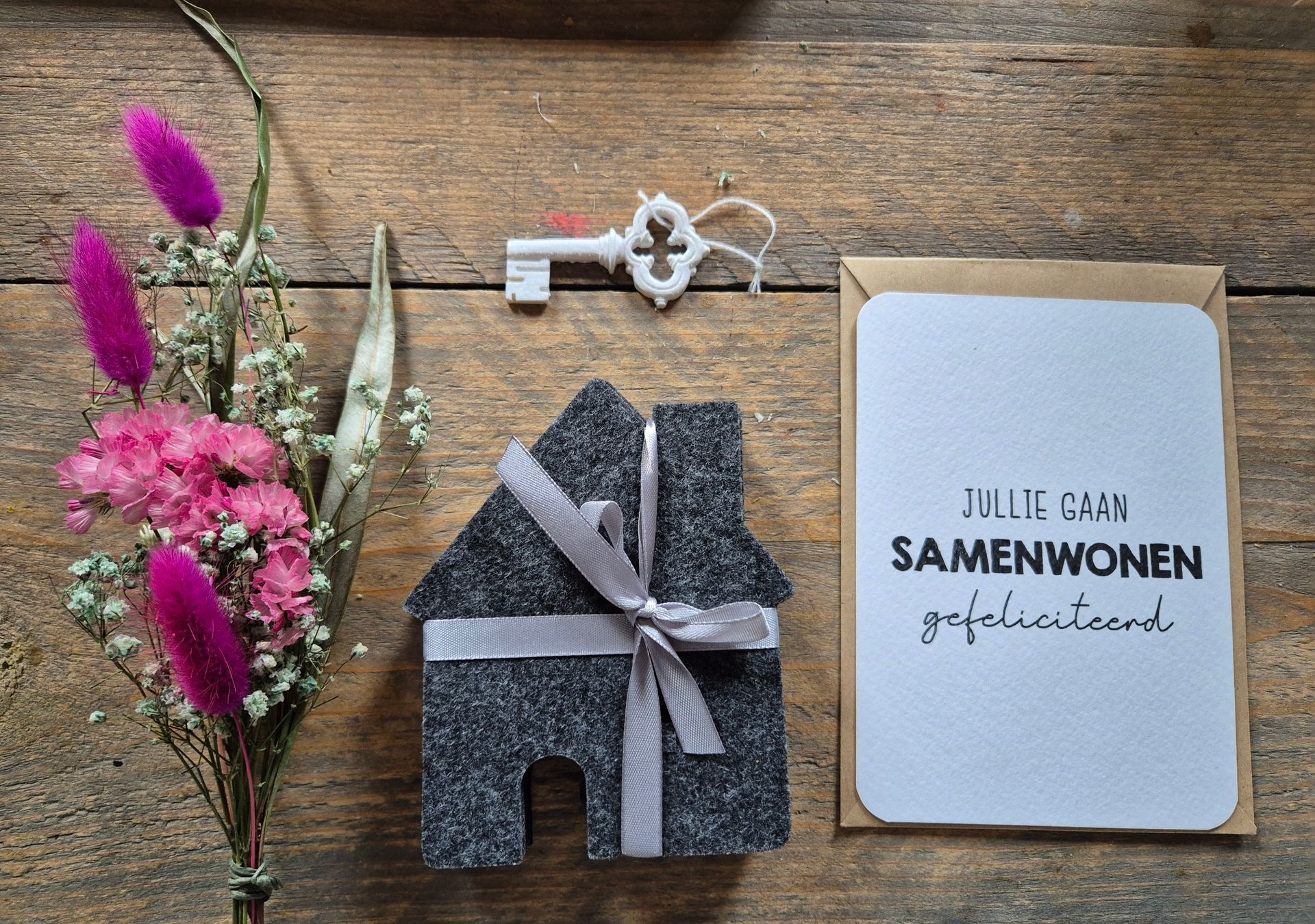 Cadeauverpakking met een kaartje met de tekst 