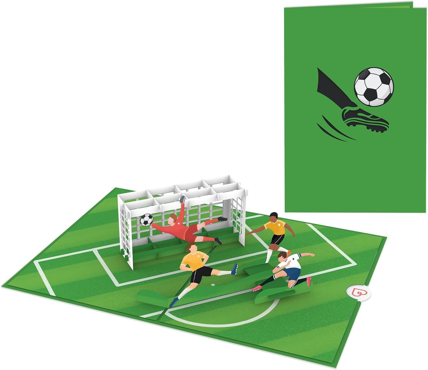 3D pop-up voetbalkaart: Spelers, keeper en bal op een groen veld. Op de voorkant van de kaart is een voet te zien die een voetbal trapt.