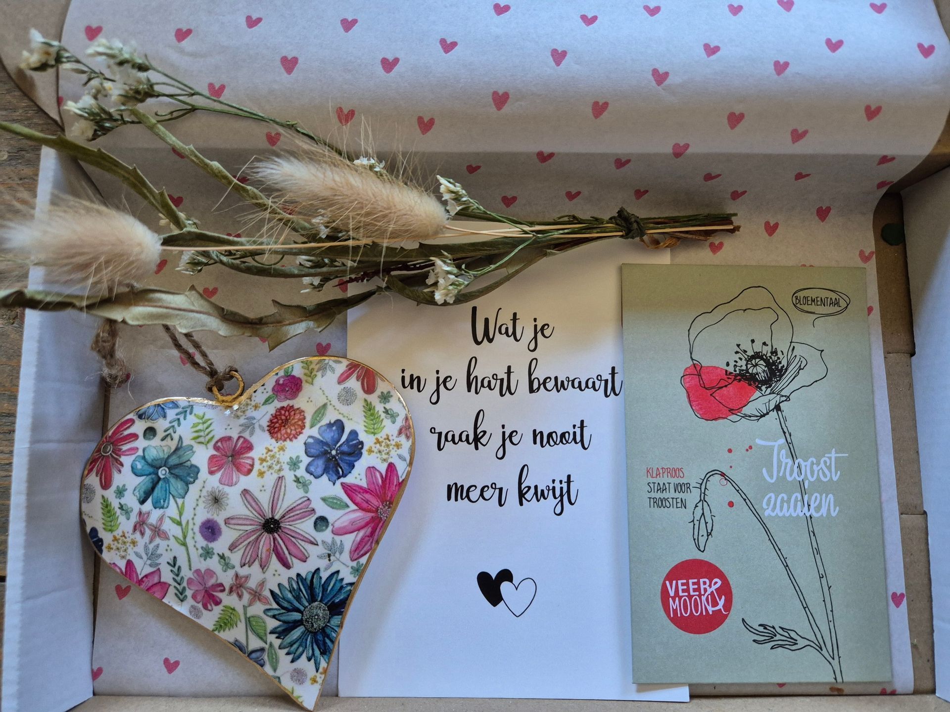 Decoratie met een houten hart, kaarten en gedroogde bloemen op een houten achtergrond. De kaarten zijn voorzien van handgeschreven tekst.