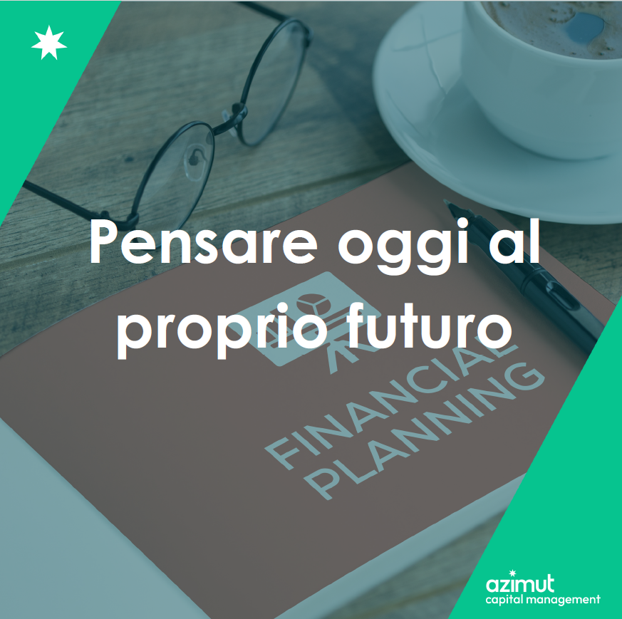 Un libro di pianificazione finanziaria è appoggiato su un tavolo accanto a una tazza di caffè