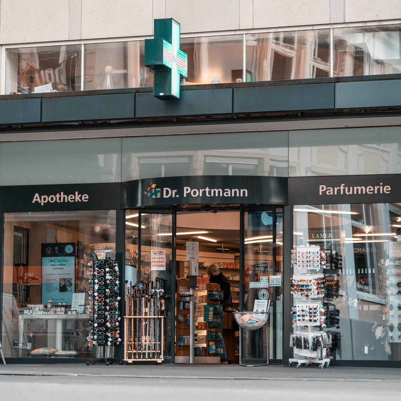 Haupteingang Apotheke Dr. Portmann Interlaken