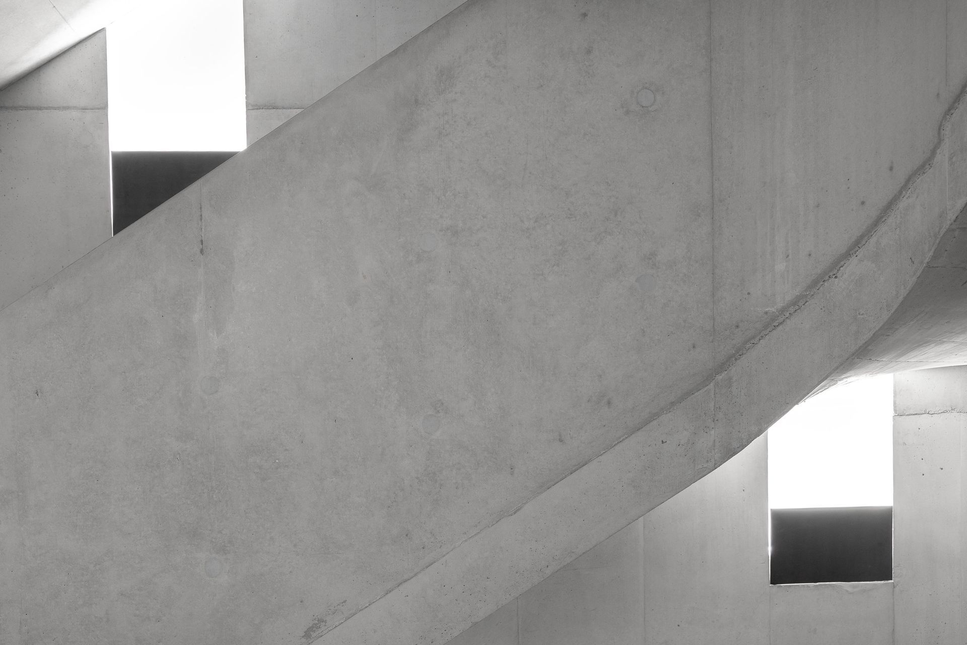 Betonwand mit asymmetrischen Lichter  und moderner Gestaltung.