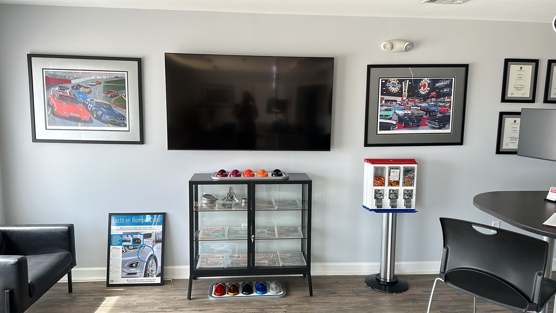 A living room with a flat screen tv on the wall.