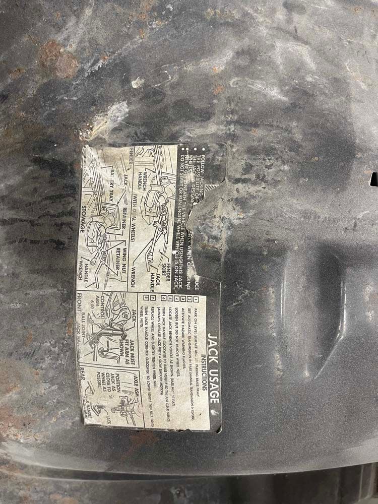 A piece of metal with a label on it that says jack usage
