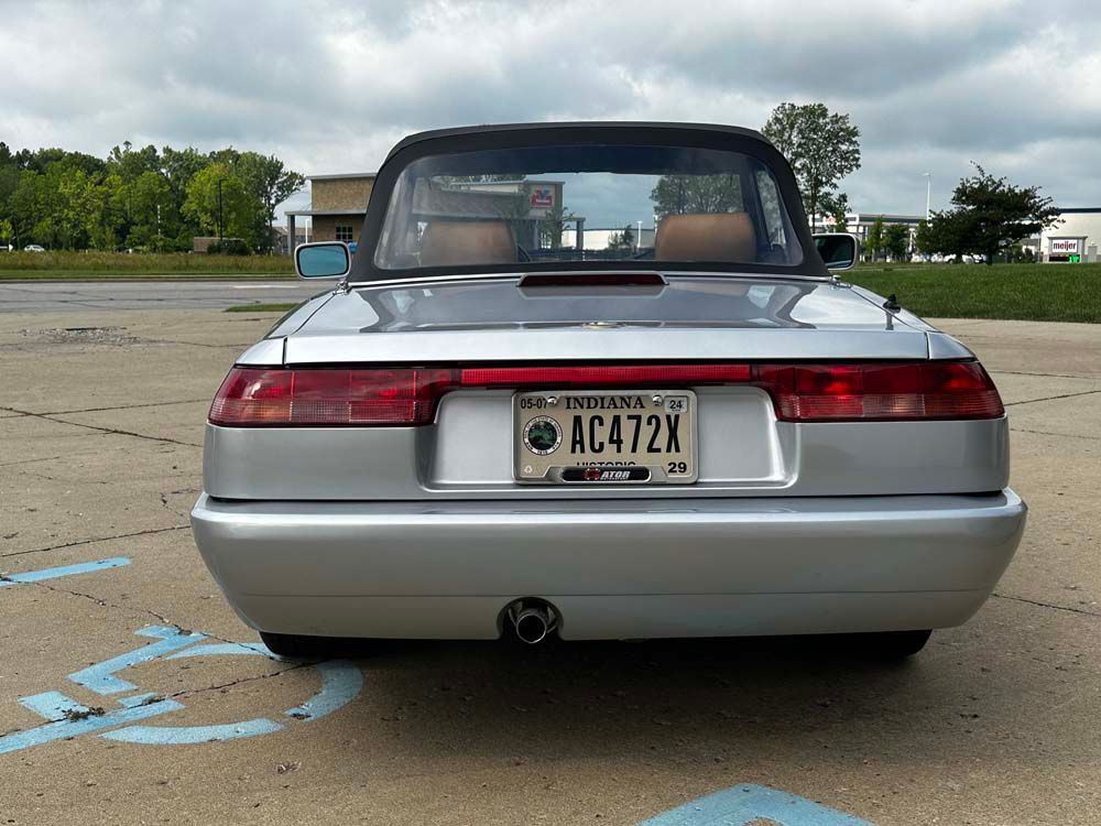 A silver car with a license plate that says ac472n