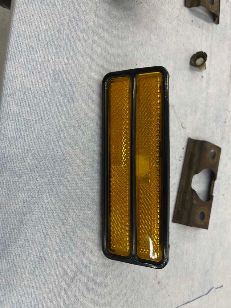 A yellow reflector is sitting on a white cloth