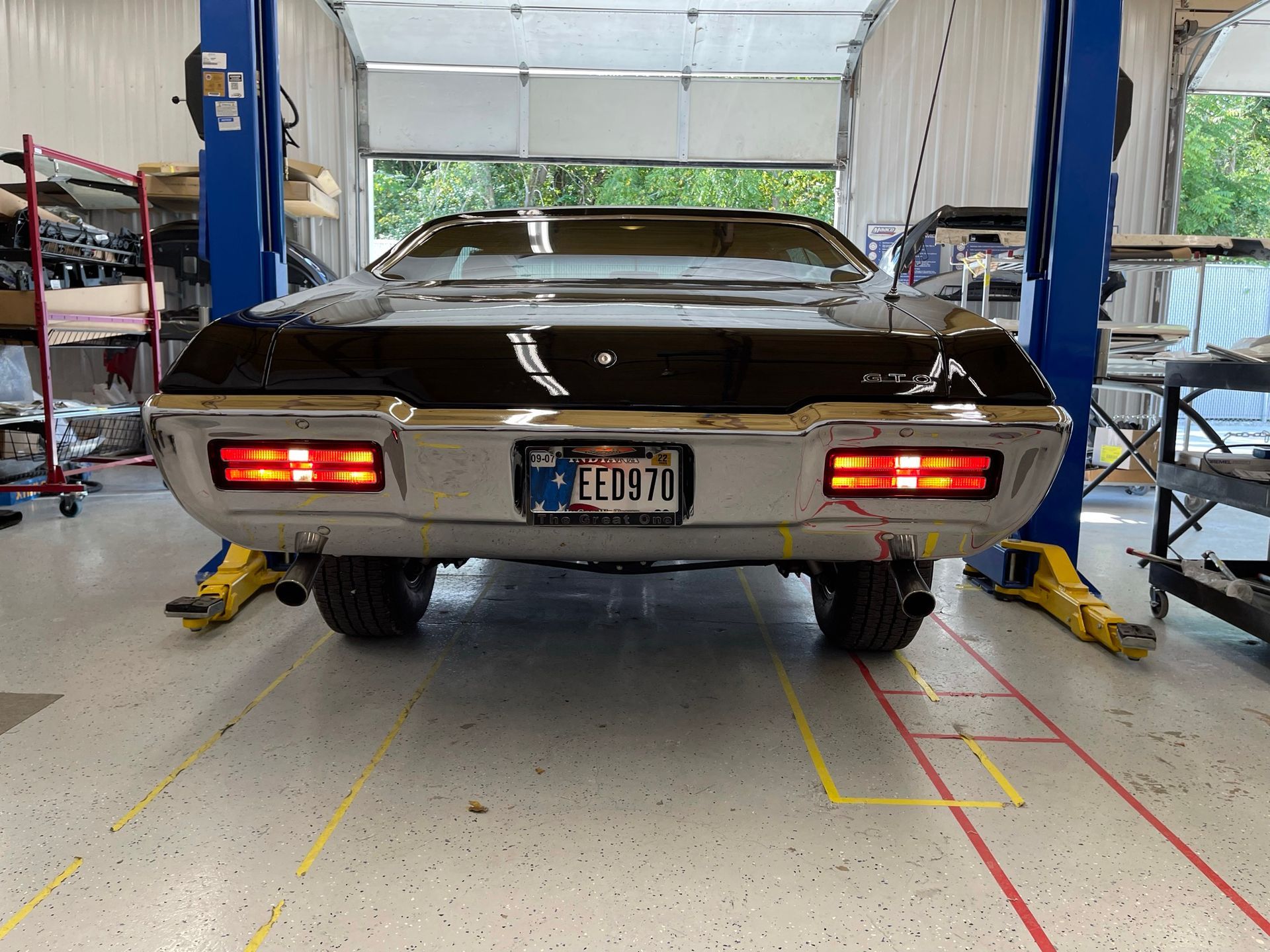 A black car with a license plate that says ledito