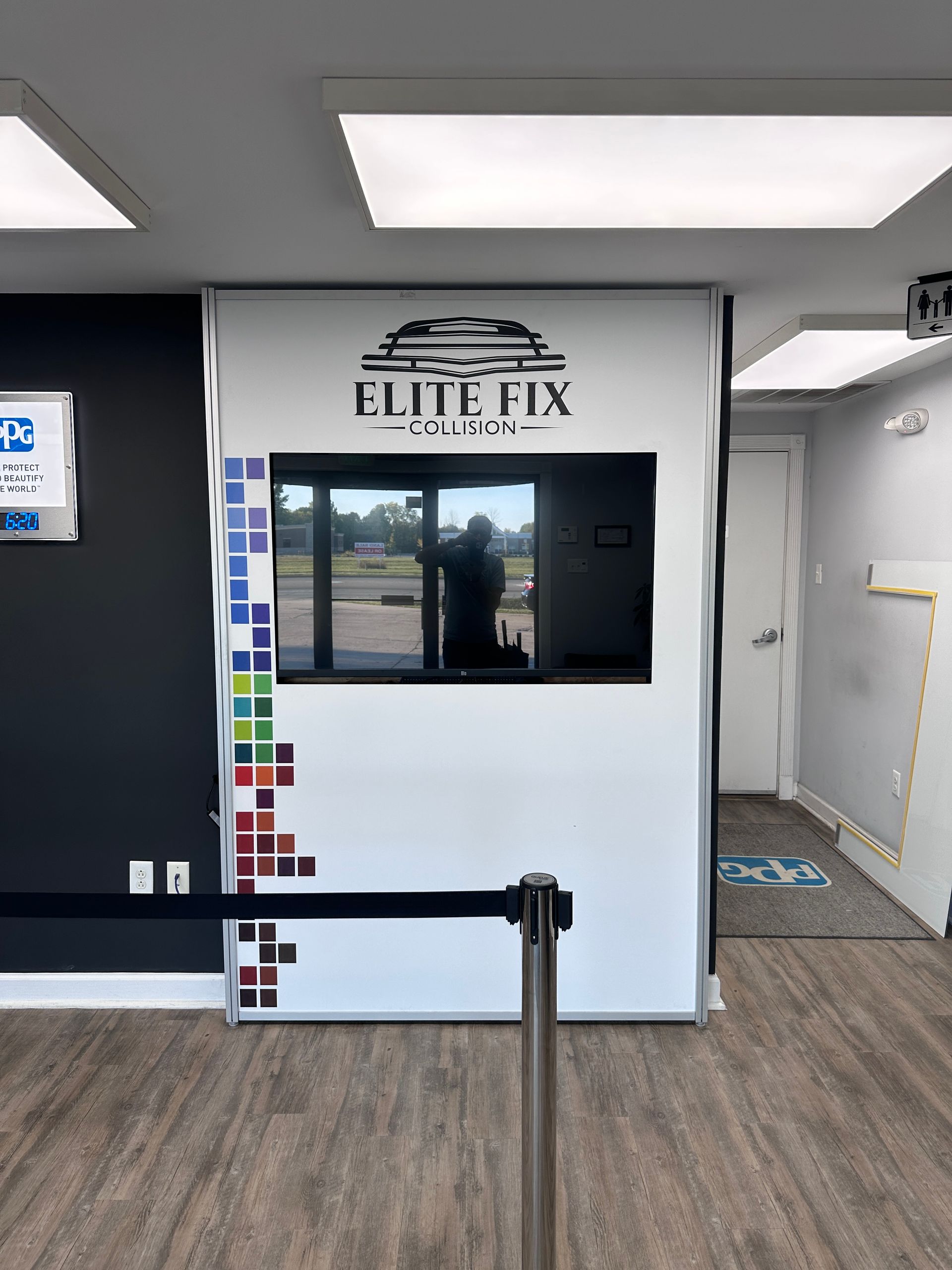 A room with a sign that says elite fix on it