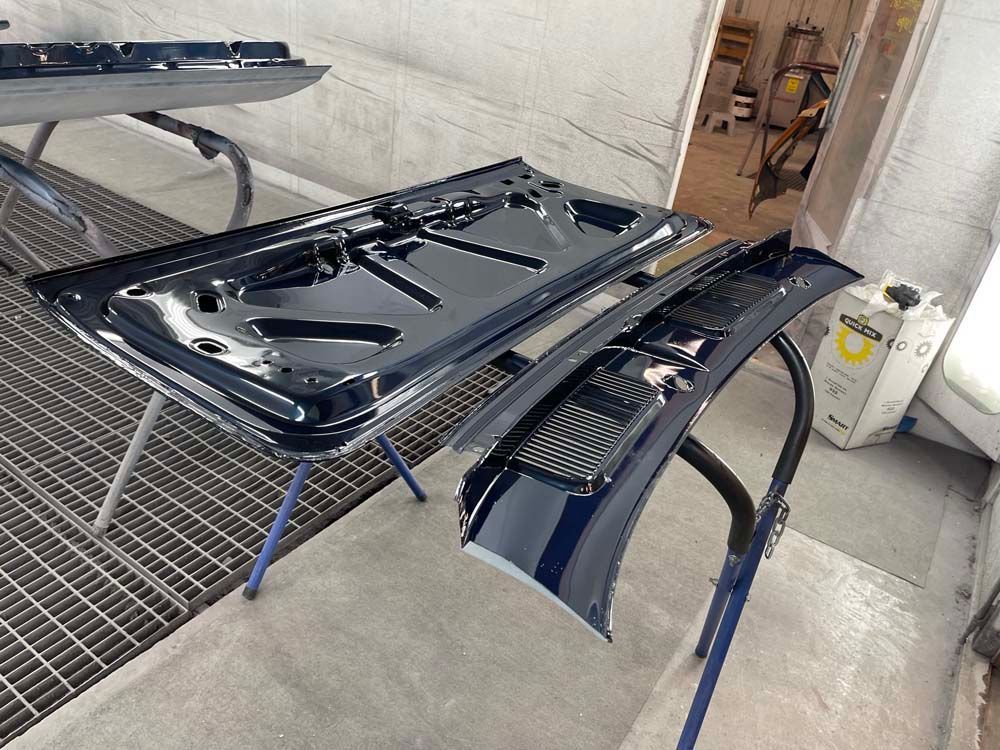 A piece of metal is sitting on a table in a garage.