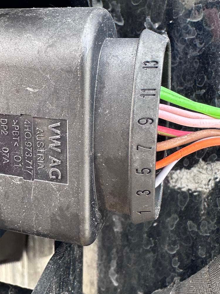 A close up of a connector with a bunch of wires coming out of it.