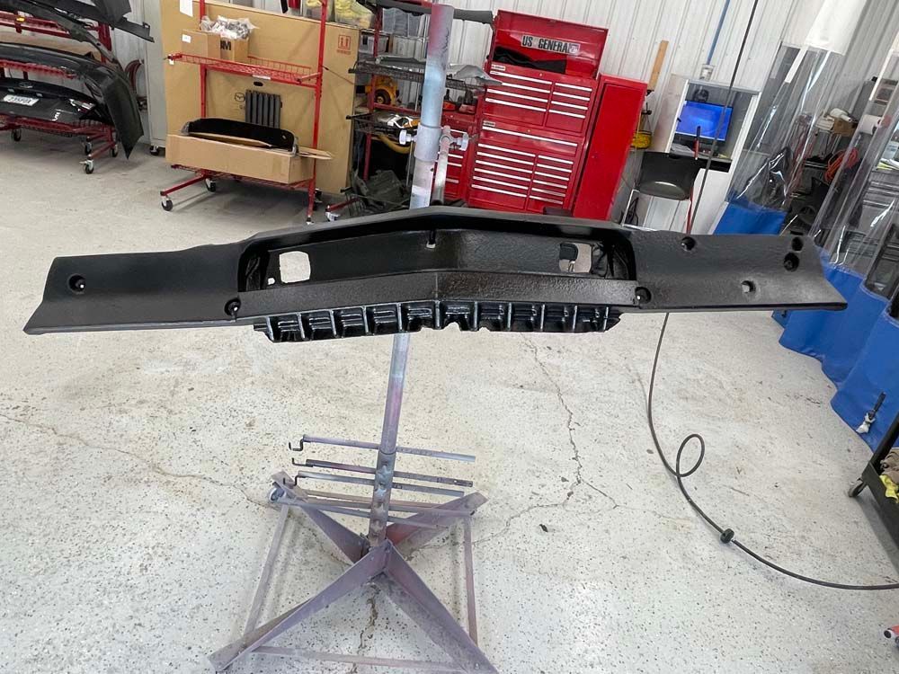 A piece of metal is sitting on a stand in a garage