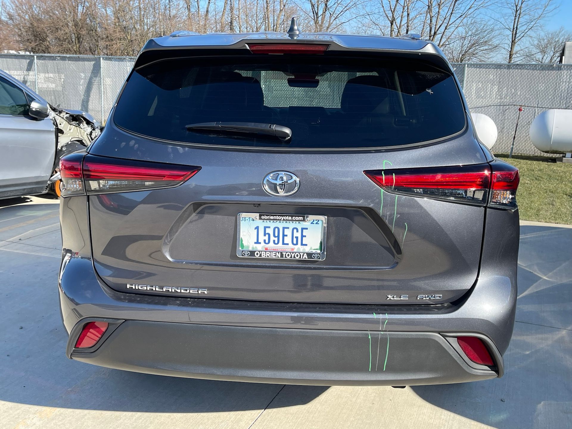 A gray toyota highlander with a license plate that says 159ege