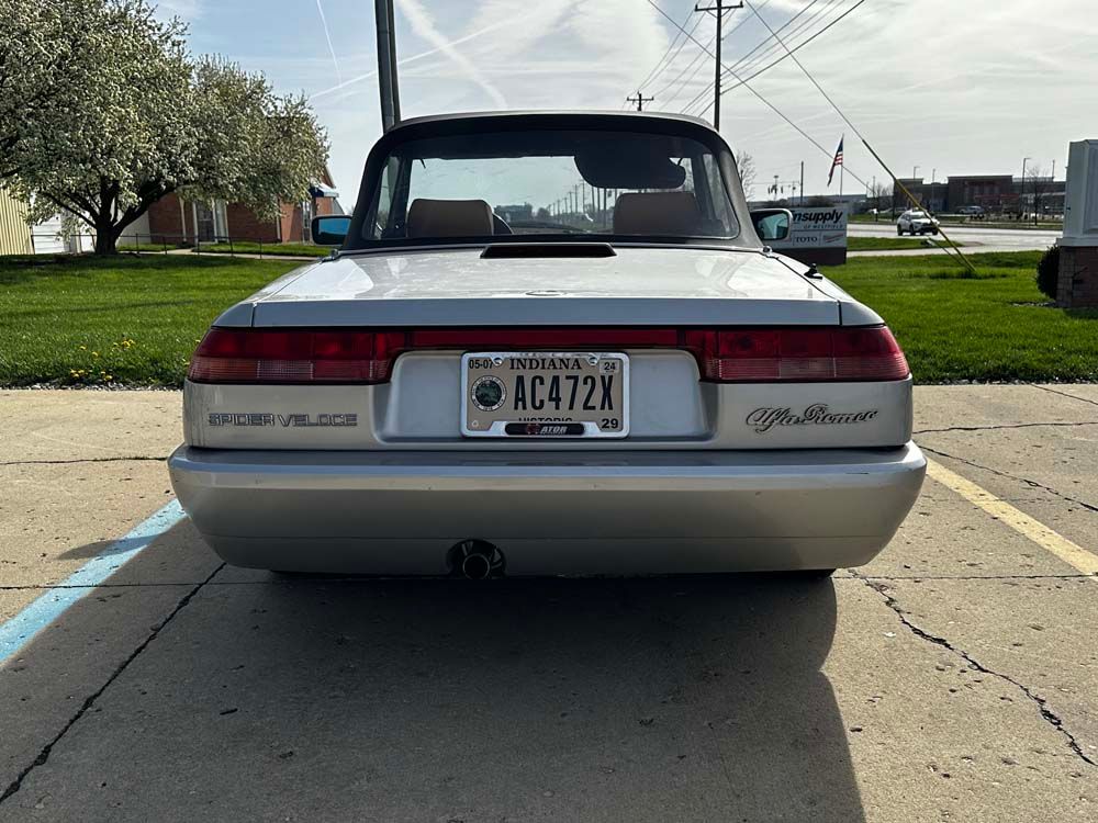 A silver car with a license plate that says ac472k
