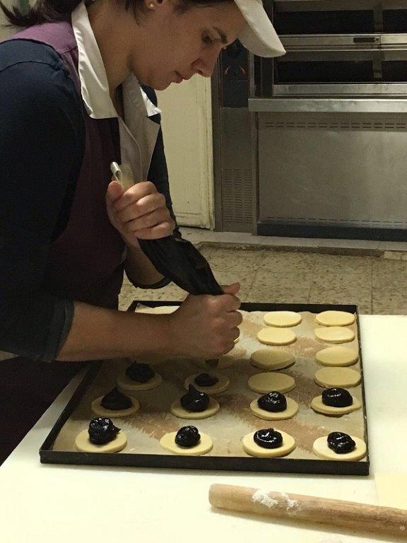 ragazza che prepara dei dolci