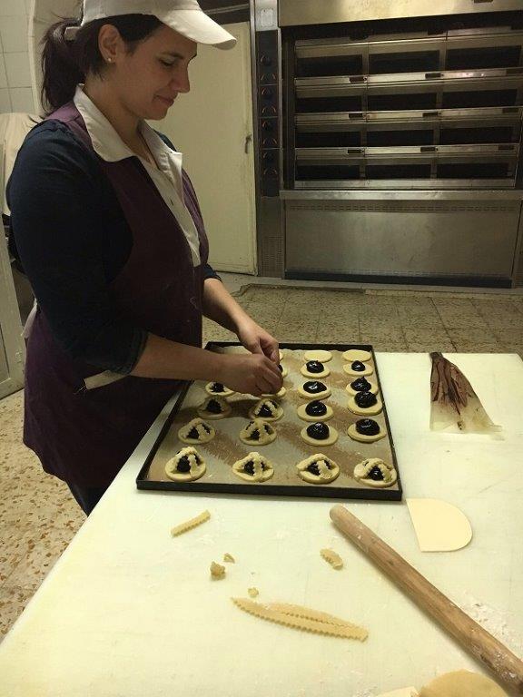 ragazza sistema dolci sulla teglia