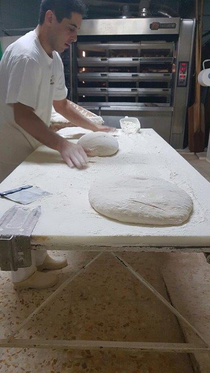 ragazzo che prepara il pane