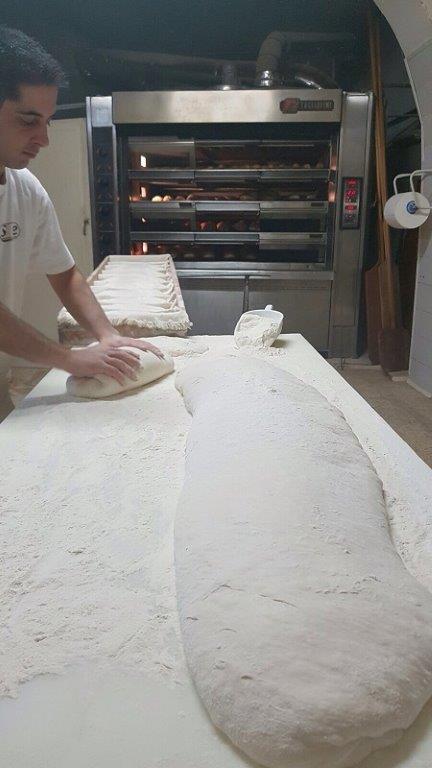 ragazzo che impasta del pane