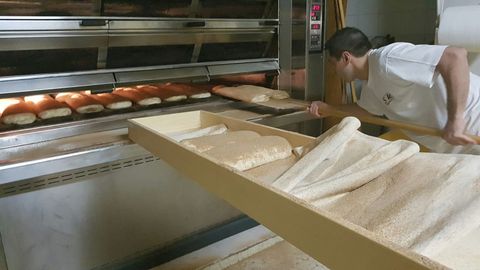 panettiere davanti al forno
