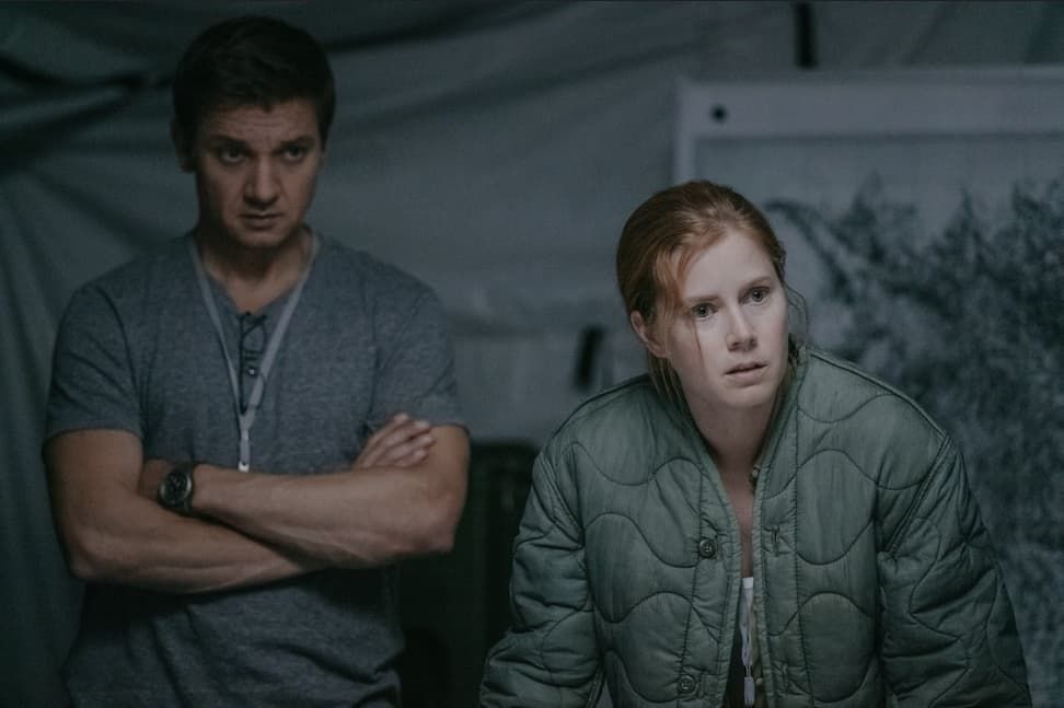 Jeremy Renner and Amy Adams in tent