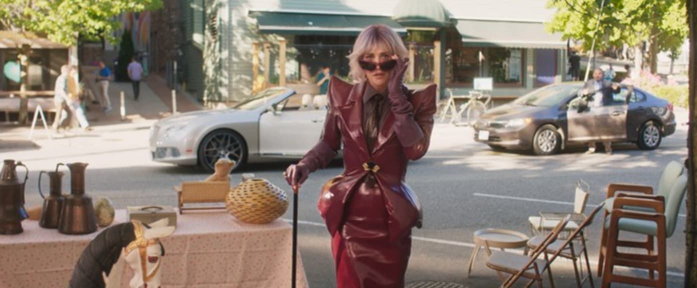 Kristen Wiig see's a dollhouse she likes.