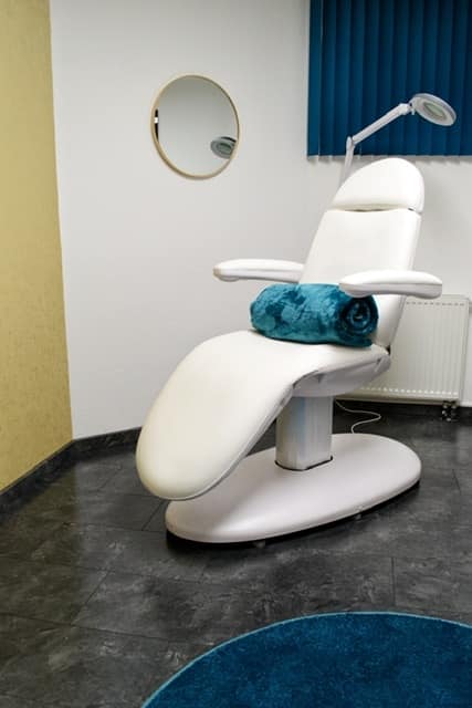 Behandlungssessel im Raum