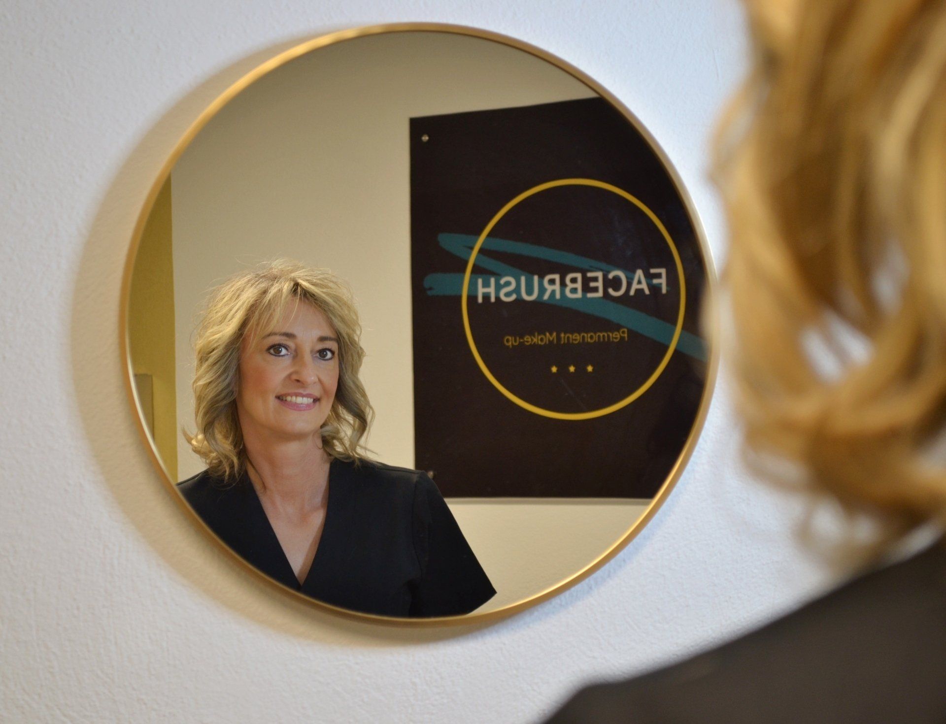 Sylvana Macho blickt in einen Spiegel