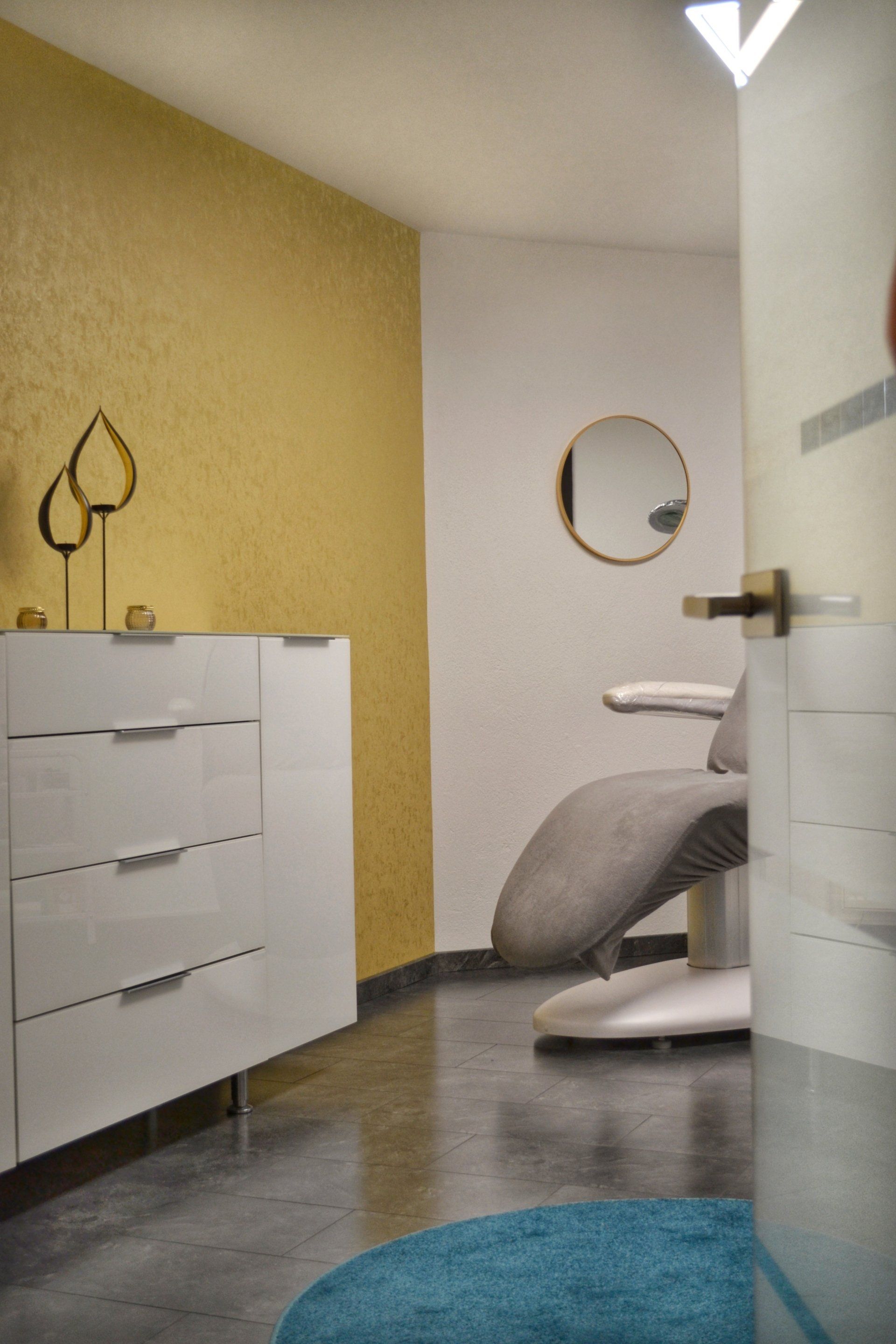 Kommode im Kosmetikstudio