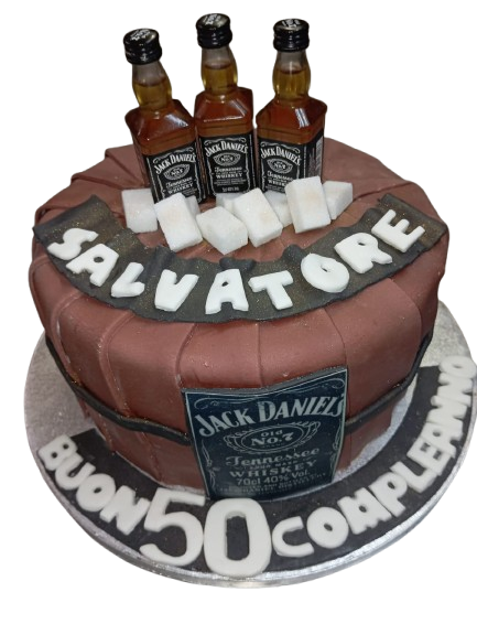 Una torta con tre bottiglie di Jack Daniels sopra