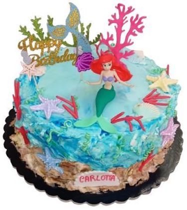 Una torta di compleanno con una sirena sopra