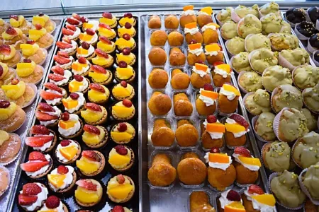 In una panetteria sono esposti vari tipi di dolci.