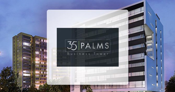 Edificio de apartamentos 35 Palms al anochecer, con un letrero iluminado superpuesto y una moderna torre de cristal al fondo.