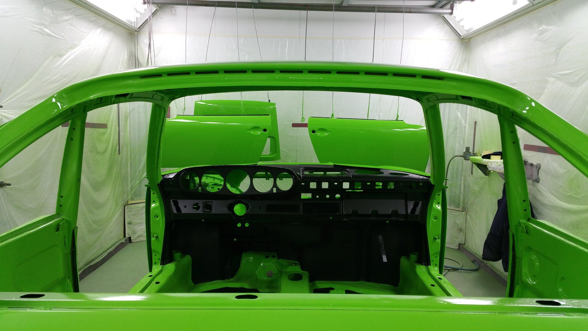 restauro porsche carrera durante il restauro-interni