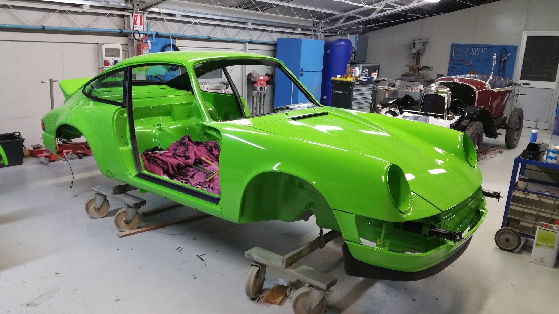 restauro porsche carrera durante il restauro 9