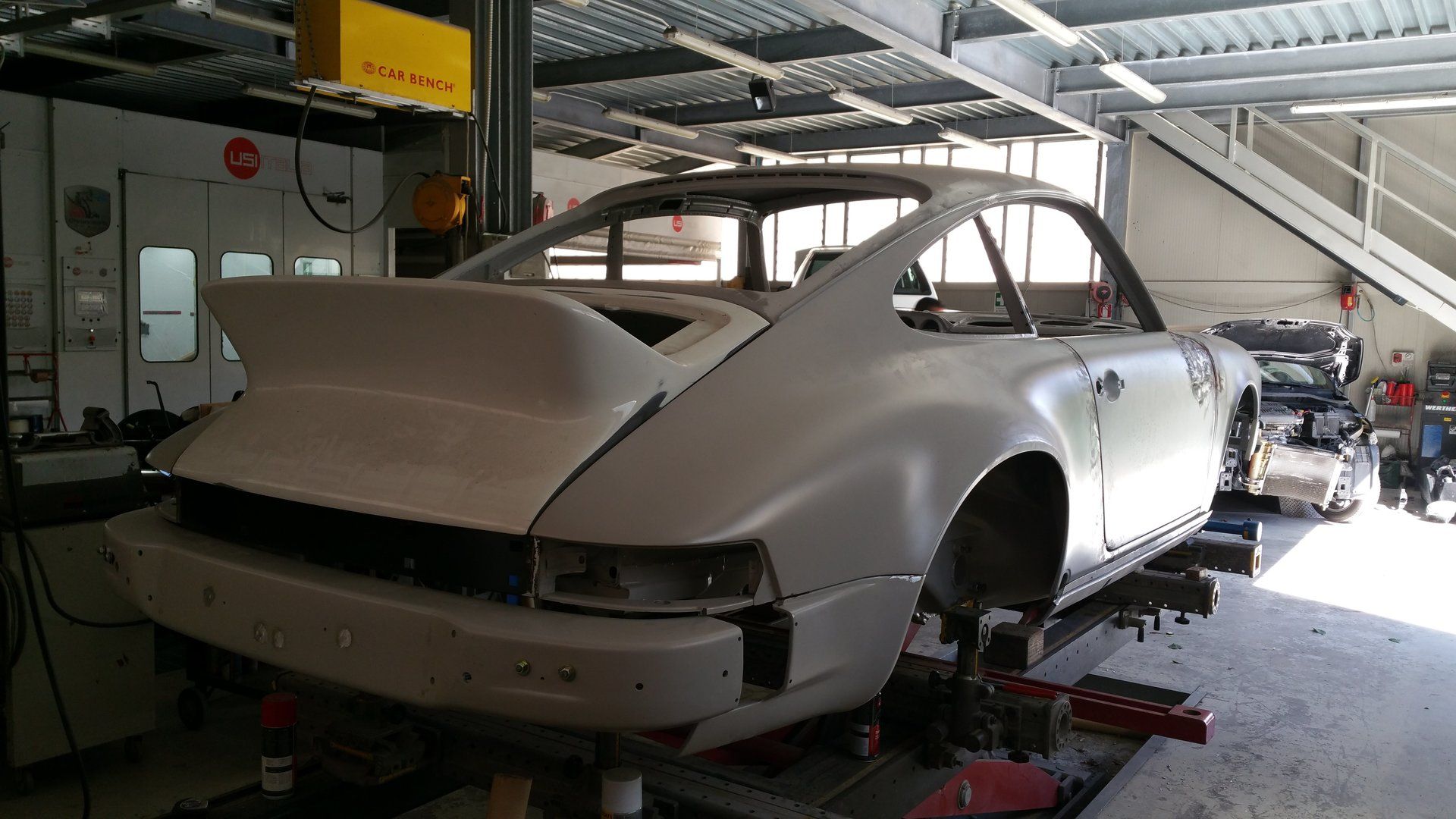 restauro porsche carrera durante il restauro