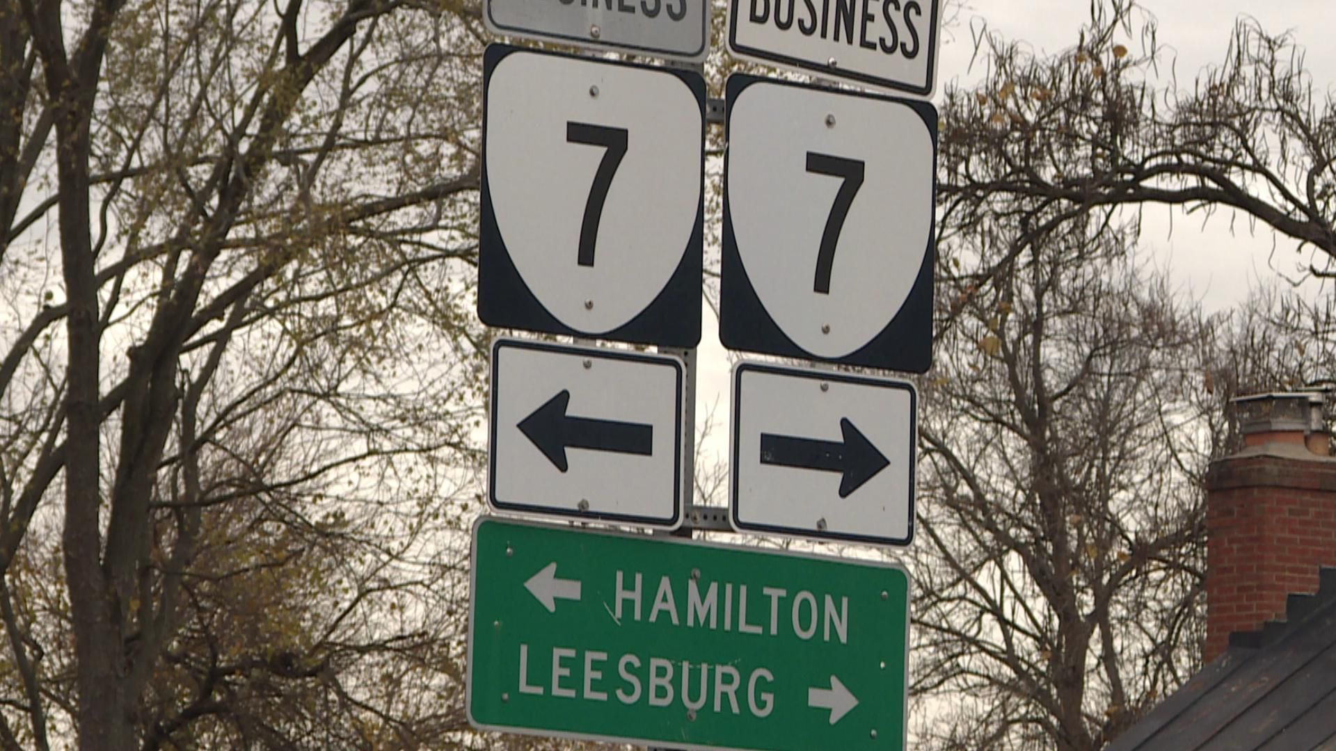 A sign that says hamilton leesburg on it
