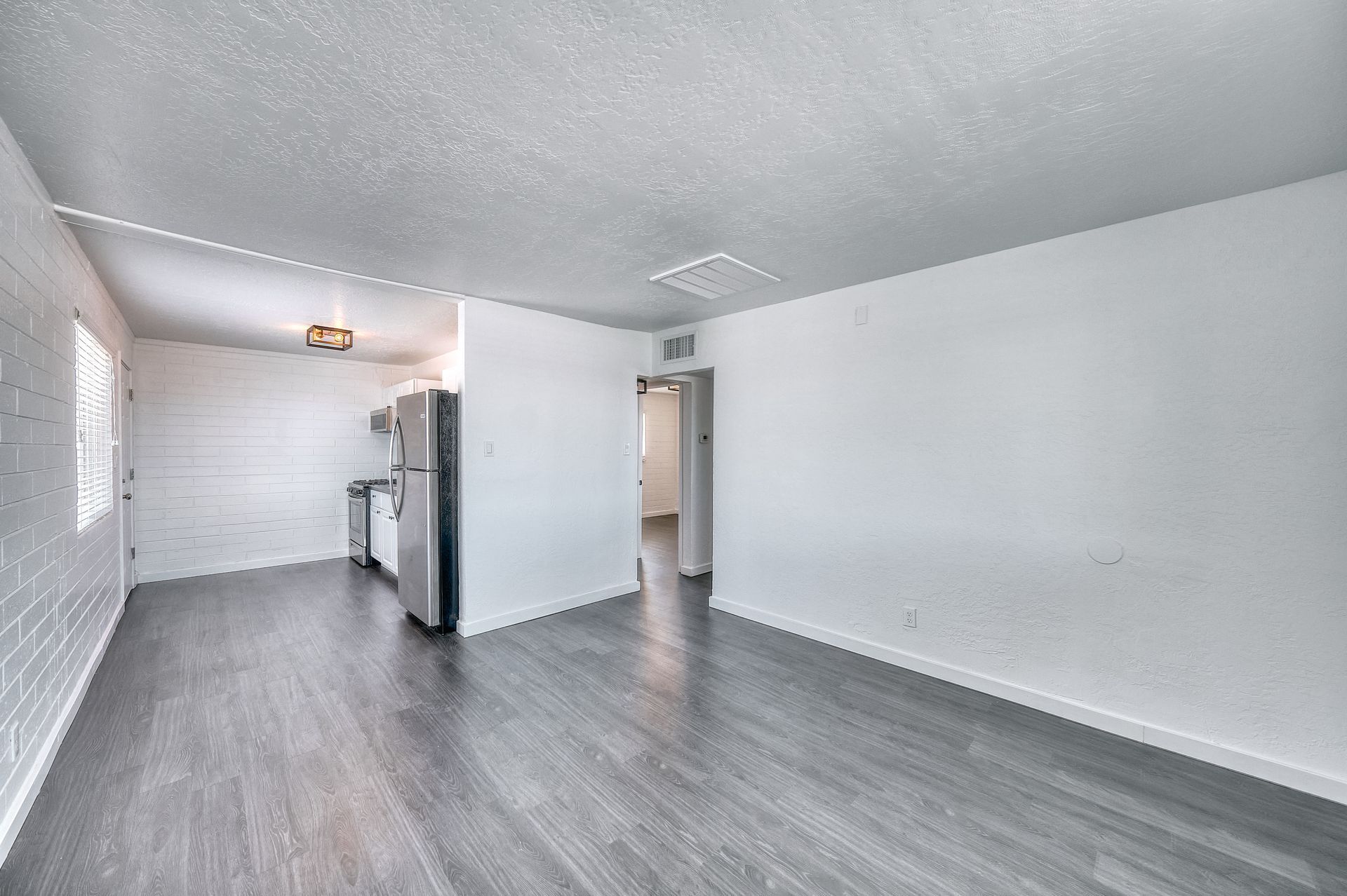 unfurnished living room